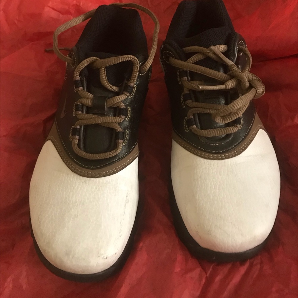 Nike Juniors Golf Shoe. Oxford style